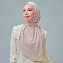Inaya in Hazelnut